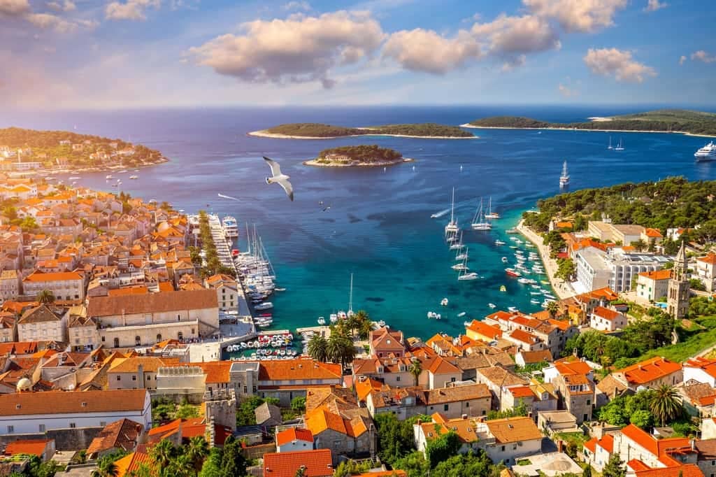 Amazing historic town of Hvar aerial view, Dalmatia, Croatia. Остров Хвар, вид сверху Гавано города Хвар Популярные достопримечательности Хорватии